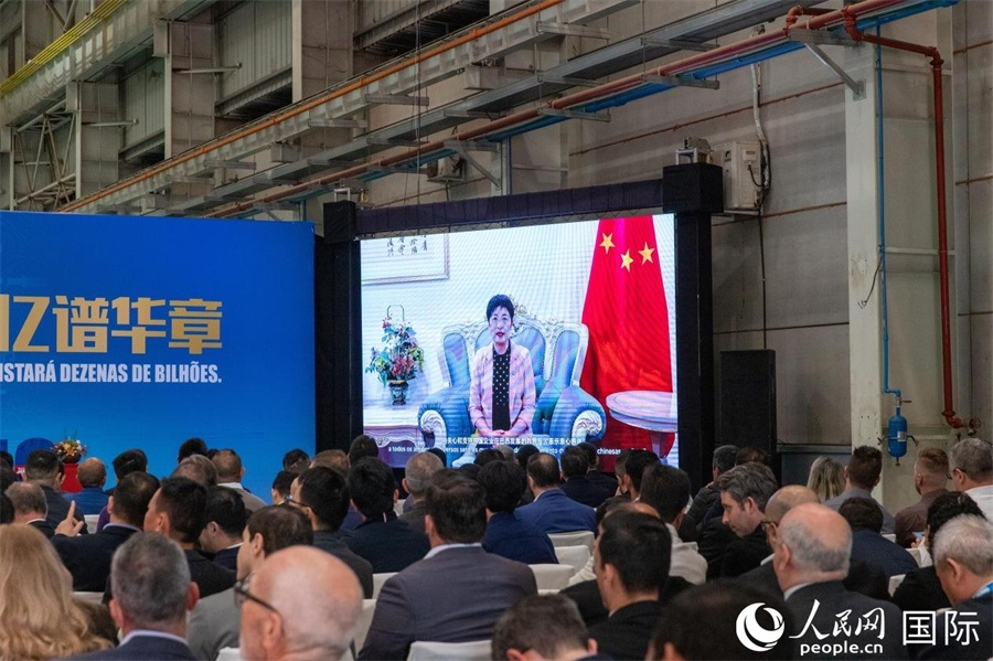 中國駐里約熱內(nèi)盧總領(lǐng)事田敏在視頻致辭中表示，中國是米納斯吉拉斯州第一大貿(mào)易伙伴和重要投資來源國。近年來，雙方在貿(mào)易投資、科技創(chuàng)新、裝備制造、人文交流等領(lǐng)域開展了富有成果的合作。 人民日報社拉美中心分社 威廉·科埃略·維亞納攝
