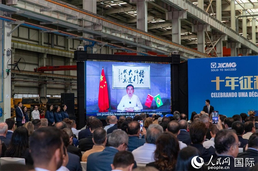 徐工集團、徐工機械董事長楊東升在視頻致辭中表示，徐工作為中國工程機械的排頭兵，堅定不移實施國際化主戰(zhàn)略，投資運營的徐工巴西制造基地成為見證中巴友誼的標桿示范。 人民日報社拉美中心分社 威廉·科埃略·維亞納攝