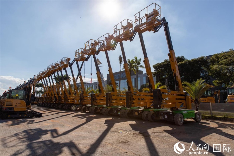 在徐工巴西制造生產(chǎn)基地，一批完成生產(chǎn)的設(shè)備正準備交付客戶。 人民日報社拉美中心分社 威廉·科埃略·維亞納攝