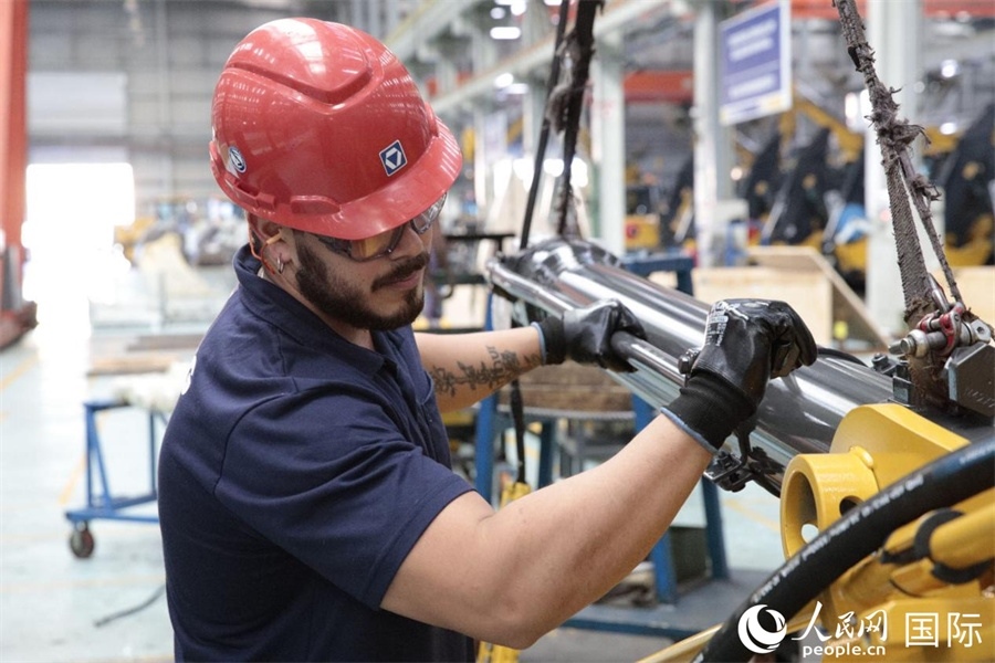 一名徐工巴西制造基地的當?shù)貑T工正在進行設(shè)備安裝和調(diào)試。 人民日報社拉美中心分社 威廉·科埃略·維亞納攝