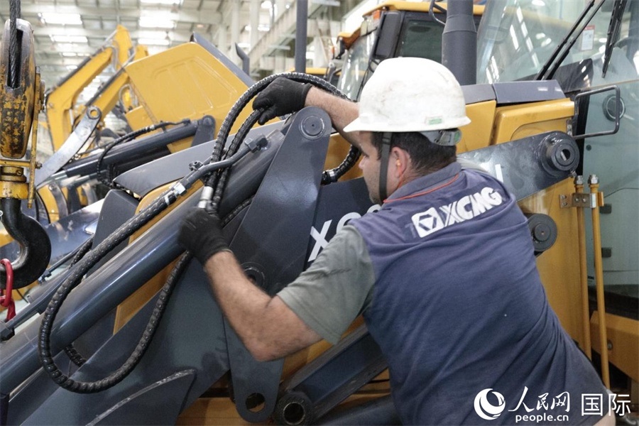 一名徐工巴西制造基地的當?shù)貑T工正在進行設(shè)備安裝和調(diào)試。 人民日報社拉美中心分社 威廉·科埃略·維亞納攝