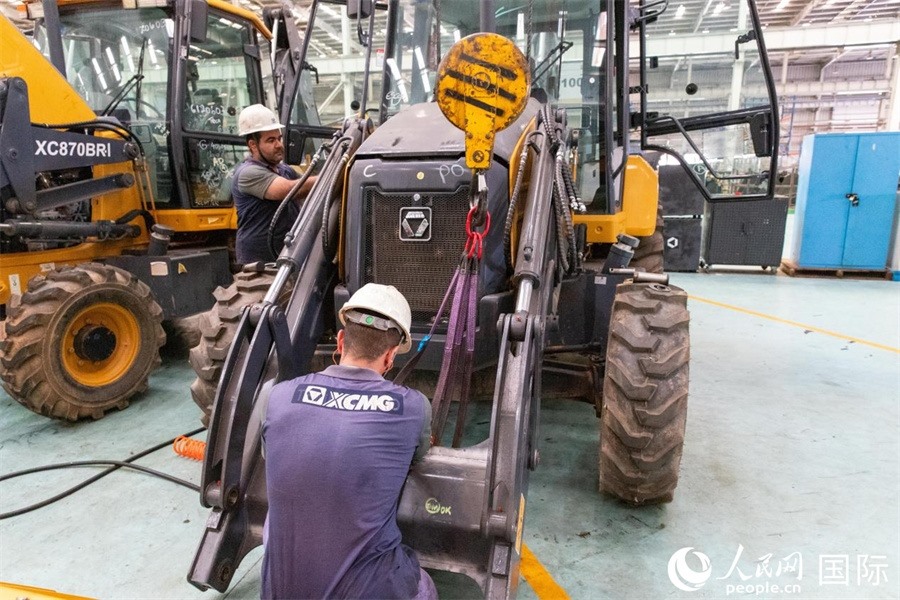 兩名徐工巴西制造基地的當?shù)貑T工正在進行設(shè)備安裝和調(diào)試。 人民日報社拉美中心分社 威廉·科埃略·維亞納攝