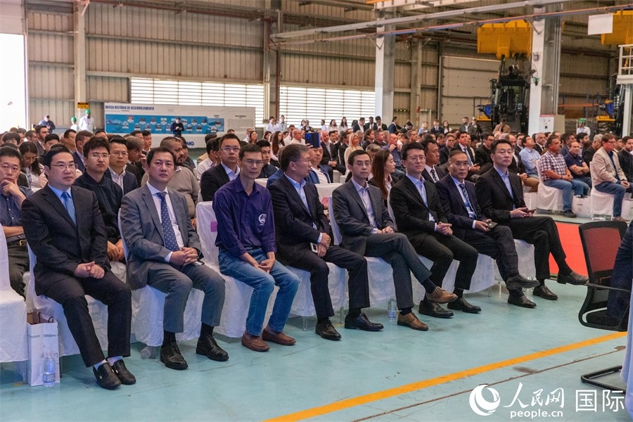 巴西米納斯吉拉斯州、波蘇阿雷格里市政府官員，徐工巴西制造的供應(yīng)商、經(jīng)銷商、客戶伙伴和員工代表，以及在巴中資機構(gòu)代表等200多人，出席了徐工巴西制造投產(chǎn)運營10周年暨第23456臺產(chǎn)品下線儀式。 人民網(wǎng) 威廉·科埃略·維亞納攝