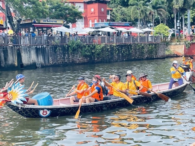 多元種族共同奮輯前進(jìn)，體驗(yàn)在馬六甲河劃龍舟，引來大批游客駐足圍觀。組委會(huì)供圖