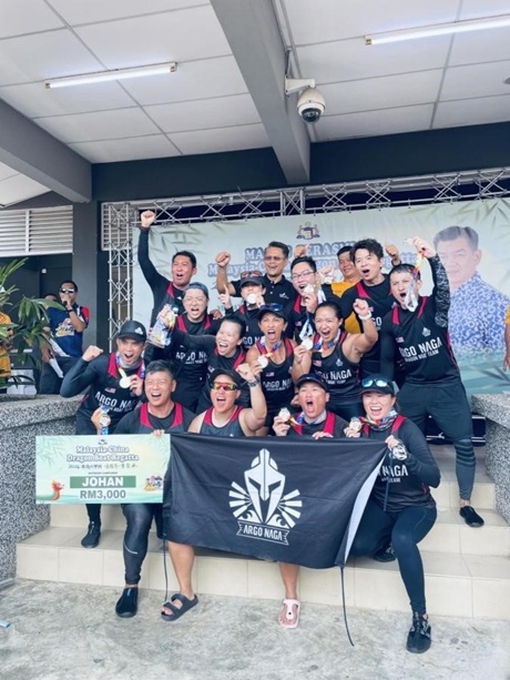 全體隊(duì)員歡慶取得混合組冠軍。組委會(huì)供圖