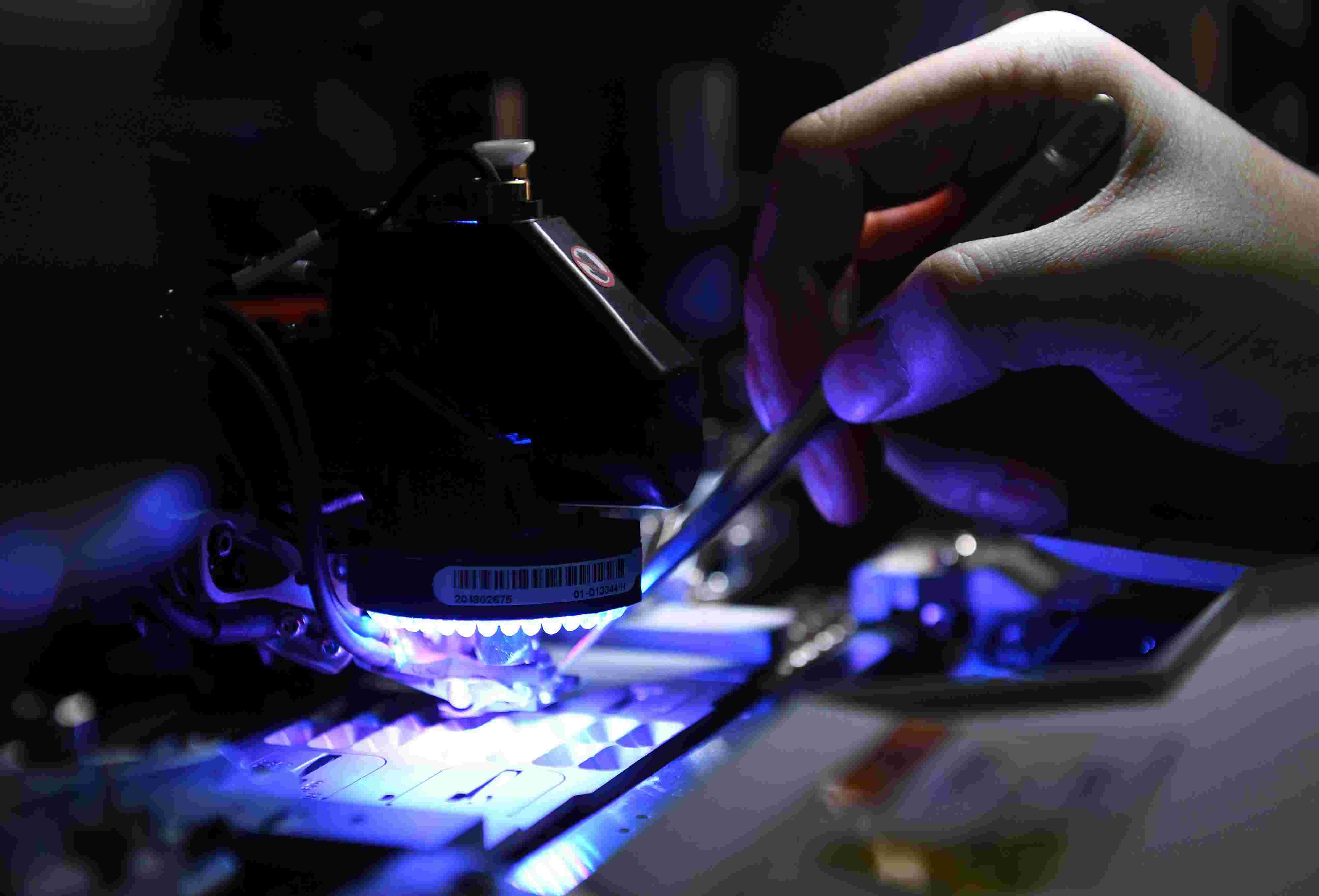 2021年4月24日，安徽馬鞍山，在經(jīng)開區(qū)安徽省東科半導(dǎo)體有限公司生產(chǎn)線上，工人正在生產(chǎn)芯片。