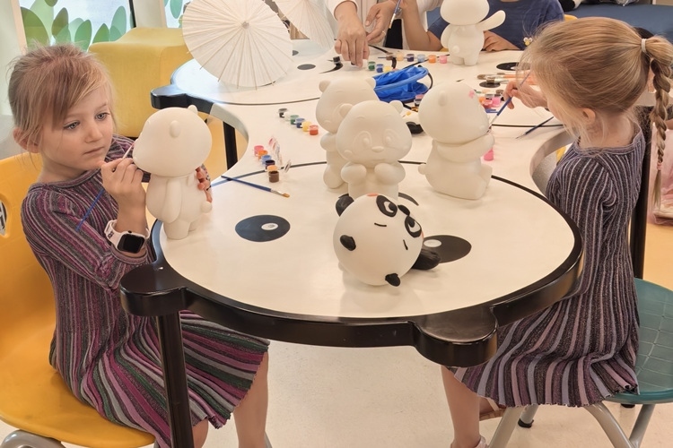 卡塔爾當?shù)貎和瘏⑴c彩繪熊貓活動。四川省文旅廳供圖