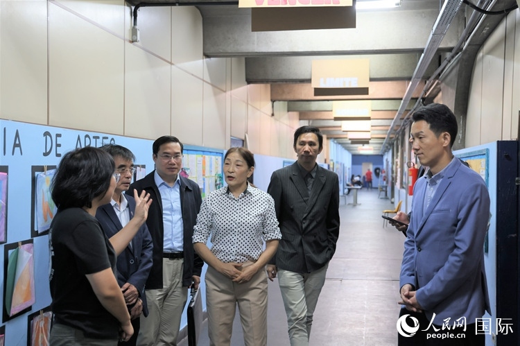 中國駐里約總領(lǐng)館商務(wù)參贊敬艷輝（右一）等嘉賓在里約孔院中方院長孫艷萍（左一）帶領(lǐng)下，參觀薩繆爾·韋納公立學(xué)校的中文教室，了解該校中文教學(xué)軟硬件設(shè)施。人民網(wǎng)記者 時元皓攝