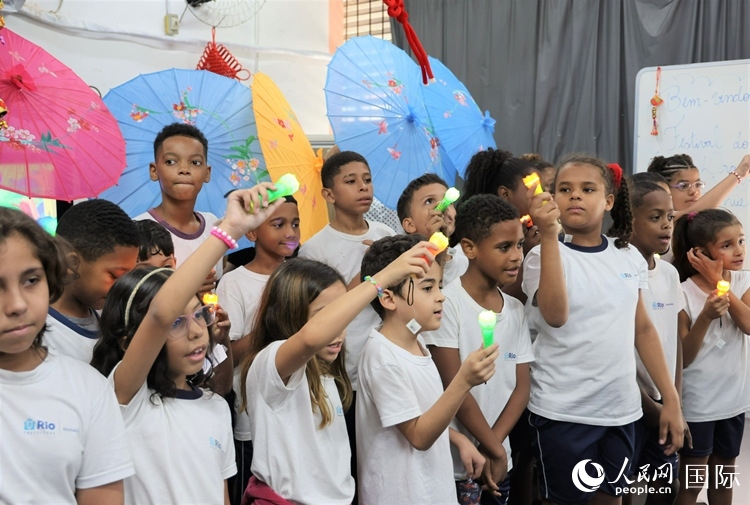 端午節(jié)活動在里約薩繆爾·韋納公立學(xué)校舉辦，該校師生合唱中文歌曲。 人民網(wǎng)記者 時元皓攝