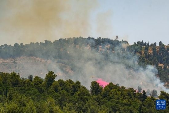 6月12日，以色列北部加利利地區(qū)遭受火箭彈襲擊后冒出滾滾濃煙。新華社發(fā)（阿亞爾·馬戈林?jǐn)z/基尼圖片社）