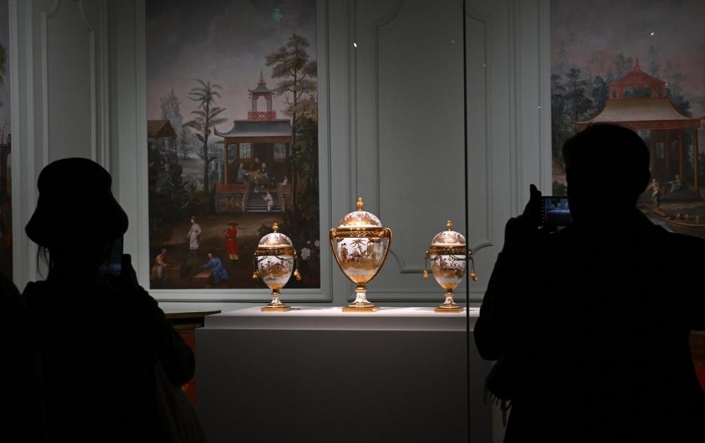 4月1日，觀眾在北京故宮參觀“紫禁城與凡爾賽宮——17、18世紀(jì)的中法交往”展覽。新華社記者金良快攝