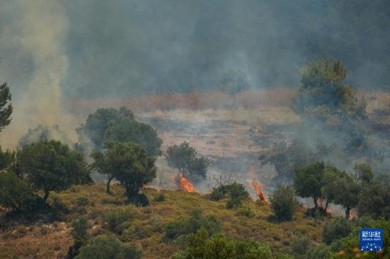 6月12日，以色列北部加利利地區(qū)遭受火箭彈襲擊后冒出滾滾濃煙。新華社發(fā)（阿亞爾·馬戈林?jǐn)z/基尼圖片社）