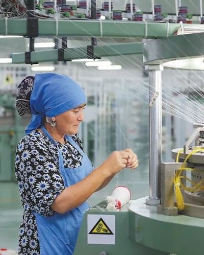 在針織毛坯車間，當?shù)毓と苏诮泳€。胡澤曦攝