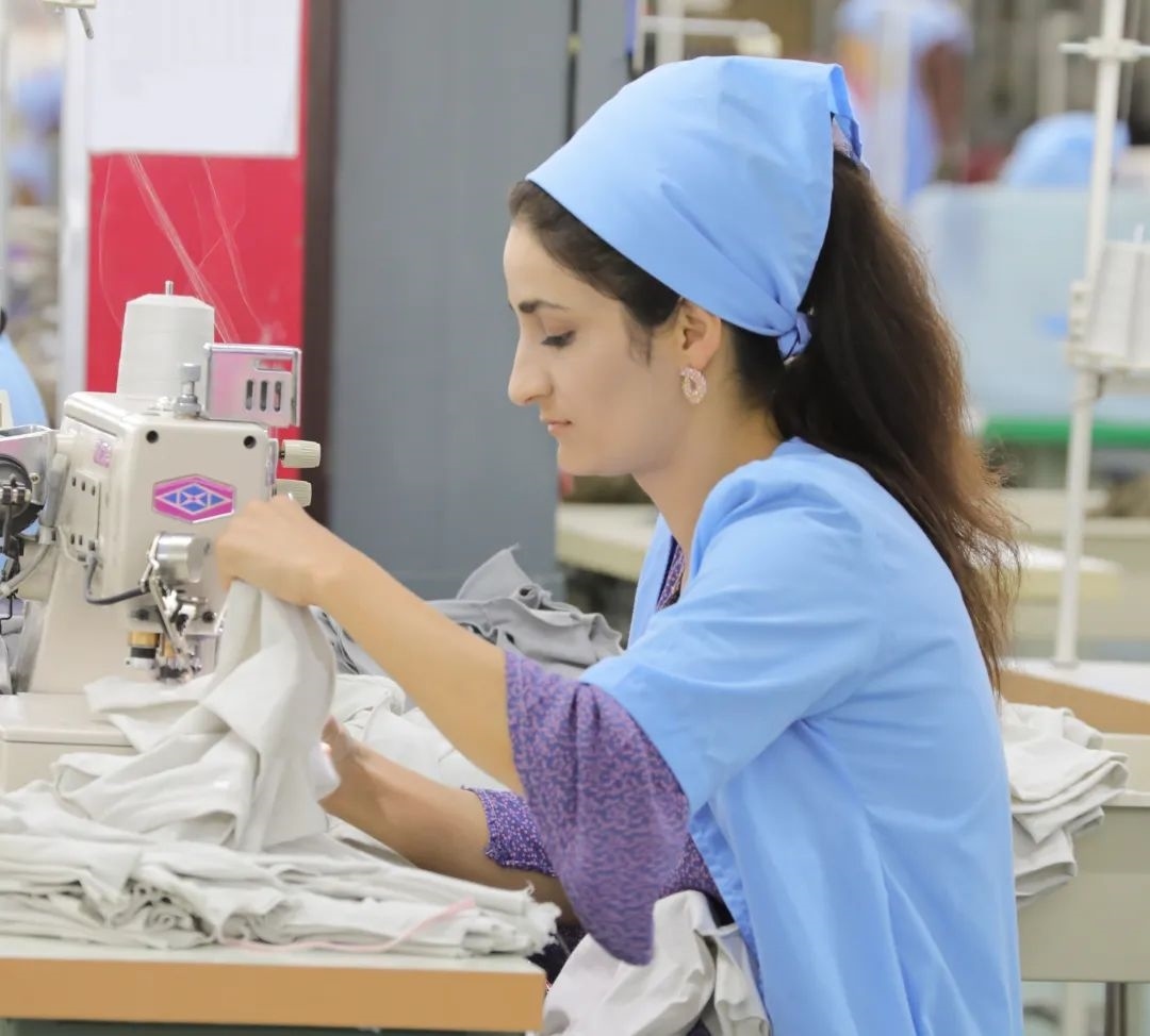 當?shù)毓と苏谶M行成衣縫紉。胡澤曦攝