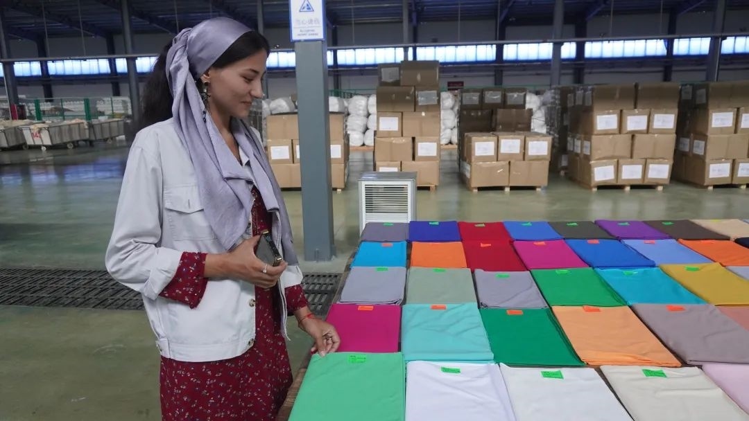 當?shù)毓と苏跈z驗成品。曲頌攝