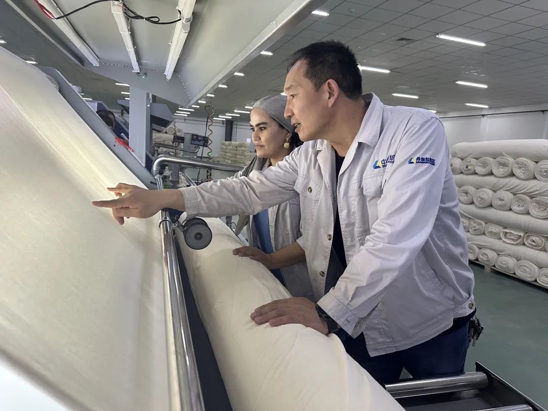 中方技術(shù)人員正在指導當?shù)毓と?。屈佩攝