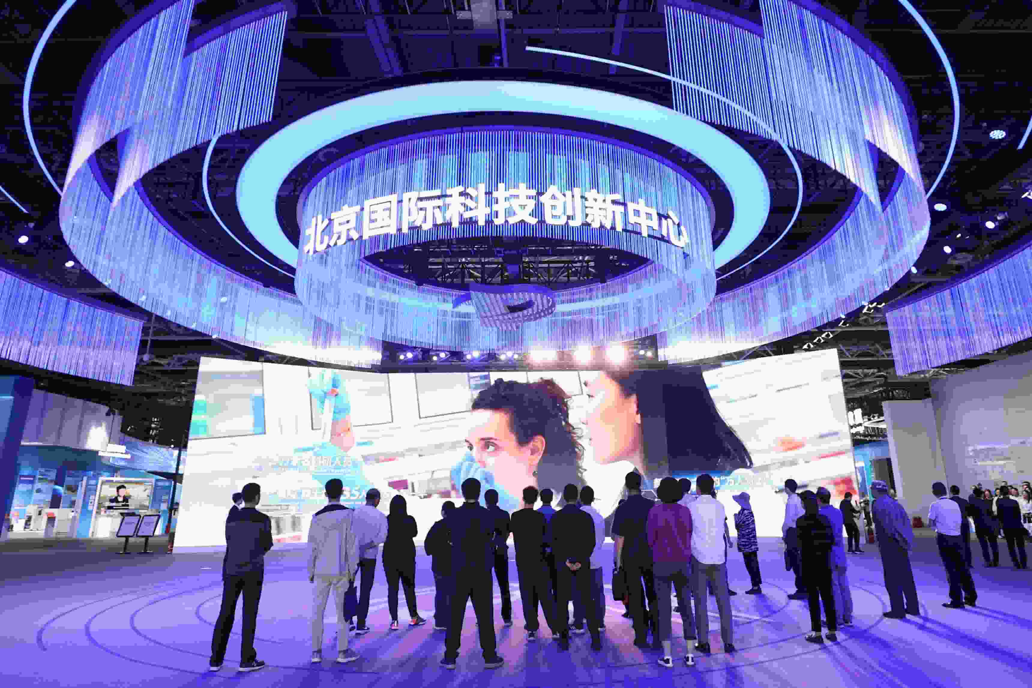 △2024年5月11日，觀眾在中關(guān)村展示中心觀看科技創(chuàng)新宣傳片。