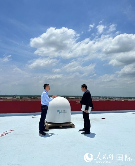 中泰兩國(guó)技術(shù)人員交流低軌寬帶衛(wèi)星互聯(lián)網(wǎng)運(yùn)行情況。人民網(wǎng)記者 簡(jiǎn)承淵攝