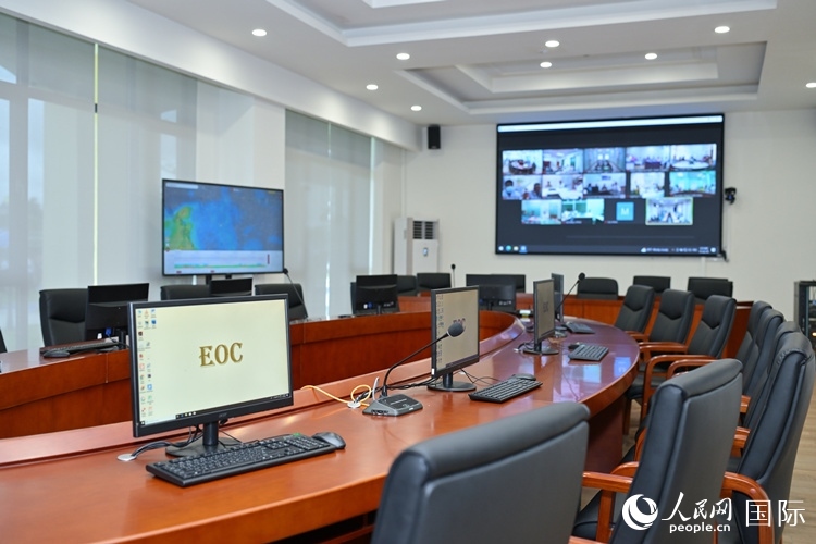 援緬甸國家疾控中心應(yīng)急指揮中心內(nèi)。人民網(wǎng)記者 謝佳君攝