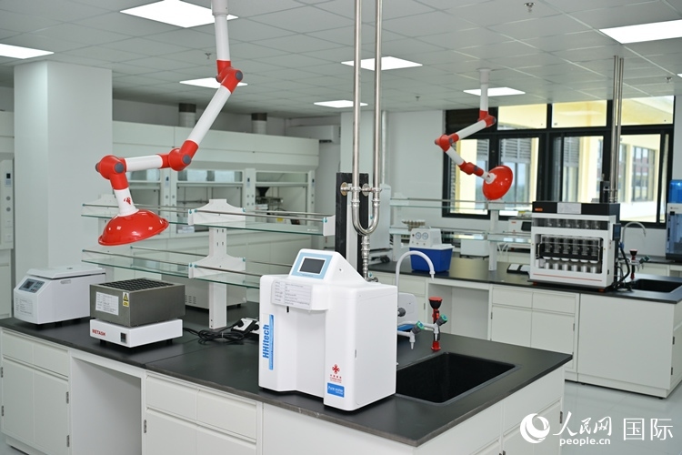 援緬甸國家疾控中心實(shí)驗(yàn)室內(nèi)。人民網(wǎng)記者 謝佳君攝