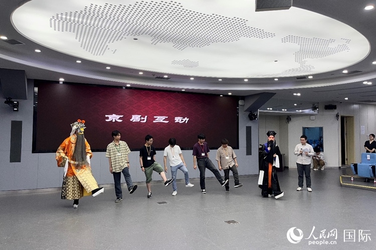 日本大學生代表團學習京劇臺步。人民網(wǎng)記者 陳思攝