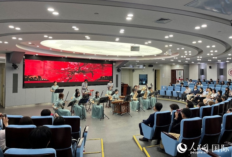 北京第二外國語學院學生帶來民樂表演。人民網(wǎng)記者 陳思攝
