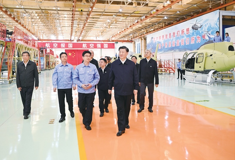 2023年10月10日至13日，中共中央總書記、國家主席、中央軍委主席習(xí)近平在江西考察。這是11日上午，習(xí)近平在景德鎮(zhèn)市昌河飛機工業(yè)（集團）有限公司考察。 新華社記者 燕雁/攝