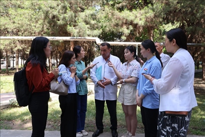 聯(lián)合采訪團(tuán)隊(duì)在采訪塔吉克斯坦中央眼科醫(yī)院副院長(zhǎng)馬爾索羅夫·薩爾杜洛。胡澤曦?cái)z