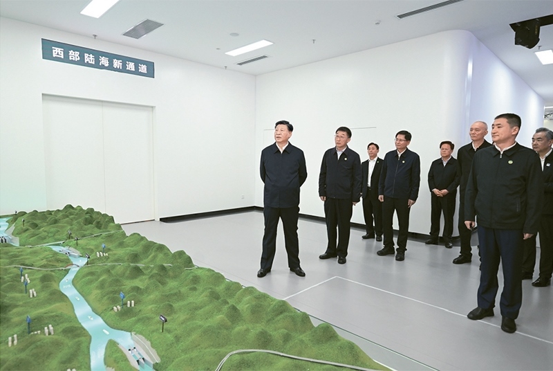 2023年12月14日至15日，中共中央總書記、國家主席、中央軍委主席習(xí)近平在廣西考察。這是14日上午，習(xí)近平在南寧市考察中國—東盟信息港股份有限公司，結(jié)合平陸運河沙盤聽取西部陸海新通道骨干工程建設(shè)匯報。 新華社記者 謝環(huán)馳/攝