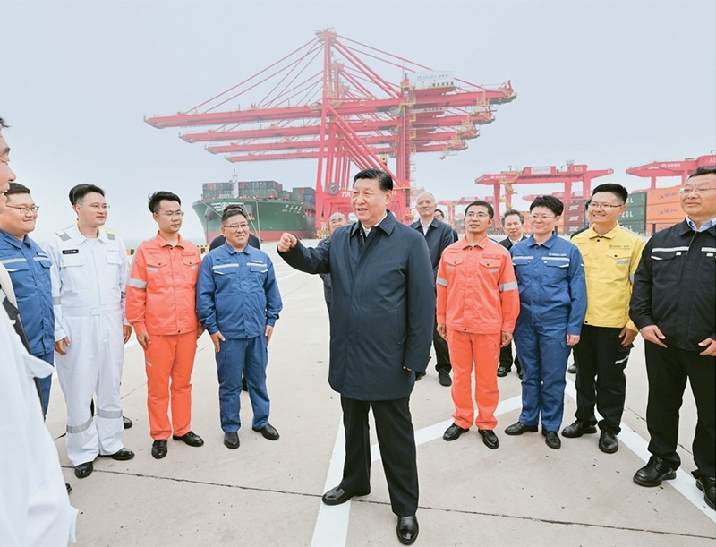 2024年5月22日至24日，中共中央總書記、國家主席、中央軍委主席習(xí)近平在山東考察。這是22日下午，習(xí)近平在日照港親切慰問港口科技工作者、運營人員、航運人員。 新華社記者 謝環(huán)馳/攝