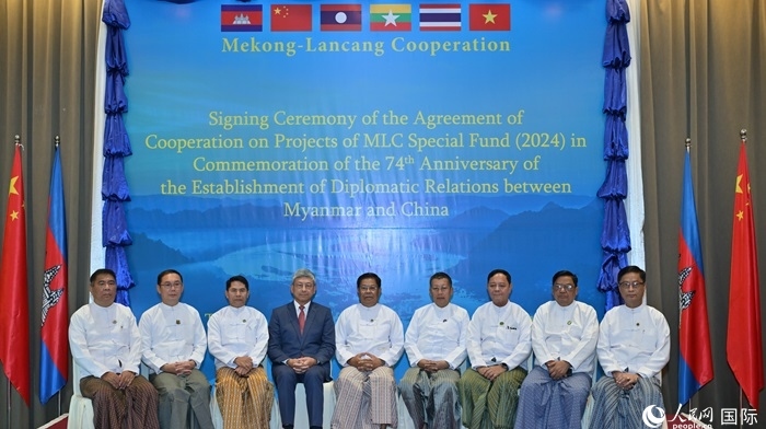 中國(guó)駐緬甸大使陳海（左四）與緬方執(zhí)行部委部長(zhǎng)合影。人民網(wǎng)記者 謝佳君攝