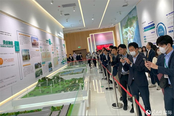 日本創(chuàng)價(jià)學(xué)會(huì)青年代表團(tuán)在烏魯木齊市文化中心規(guī)劃館參觀。人民網(wǎng)記者 張麗婭攝