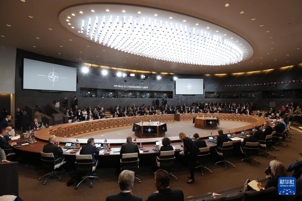 這是6月14日在比利時布魯塞爾北約總部拍攝的北約防長會現(xiàn)場。新華社記者 趙丁喆 攝
