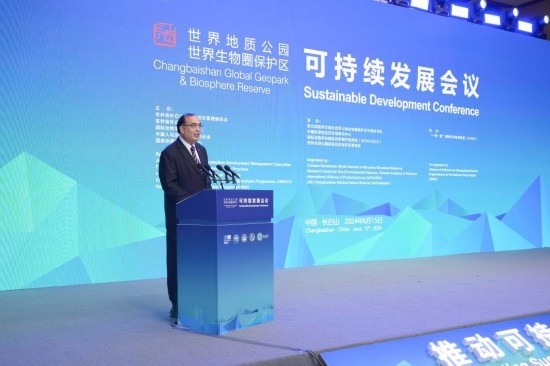  6月15日，聯(lián)合國教科文組織東亞地區(qū)辦事處主任夏澤翰在“長白山·世界地質(zhì)公園、世界生物圈保護(hù)區(qū)可持續(xù)發(fā)展會議”上做主旨演講。新華社發(fā)