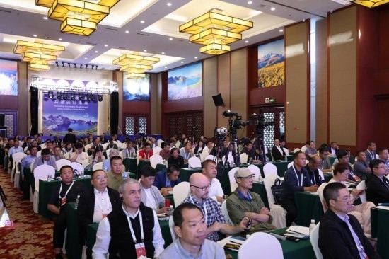  6月15日，“長白山·世界地質(zhì)公園、世界生物圈保護(hù)區(qū)可持續(xù)發(fā)展會議”現(xiàn)場。新華社發(fā)