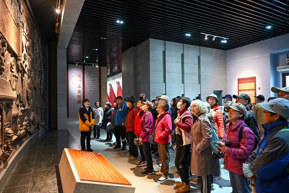 △ 2024年4月10日，北京朝陽區(qū)安慧里社區(qū)黨委組織離退休黨員參觀“明鏡昭廉”明代反貪尚廉歷史文化園。