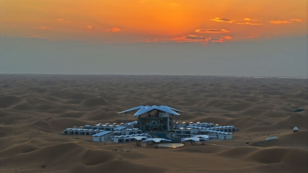 這是位于寧夏中衛(wèi)市沙坡頭景區(qū)的星星酒店（2023年9月6日攝，無人機(jī)照片）。新華社記者 王鵬 攝