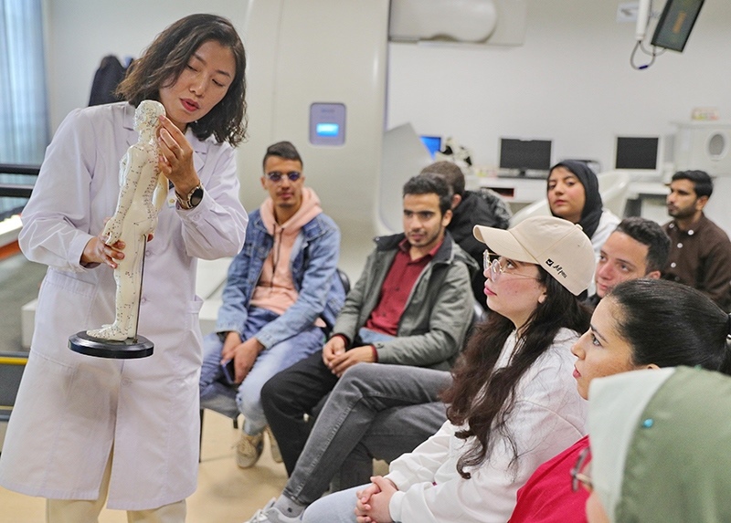 2023年4月19日，河北省秦皇島市中醫(yī)醫(yī)院醫(yī)務(wù)工作者為燕山大學(xué)外國留學(xué)生講解中醫(yī)經(jīng)絡(luò)知識(shí)。