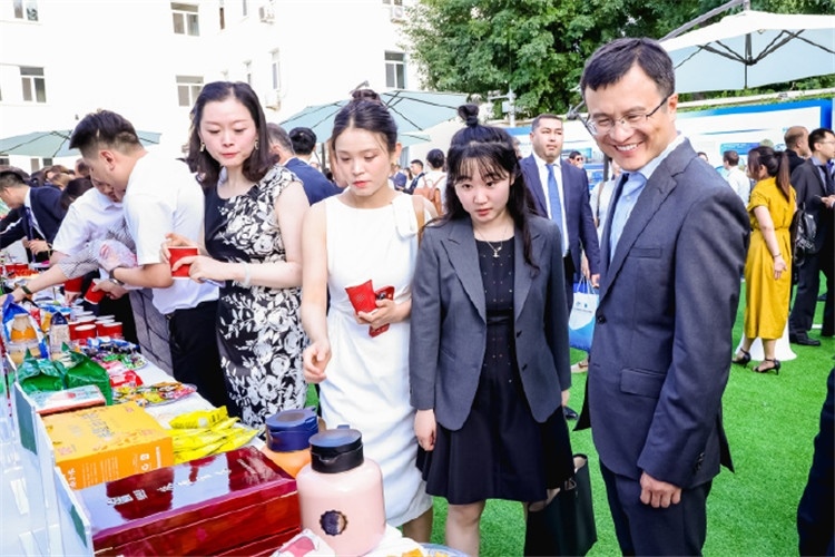 與會嘉賓參觀品鑒上合組織農(nóng)業(yè)基地特產(chǎn)。主辦方供圖