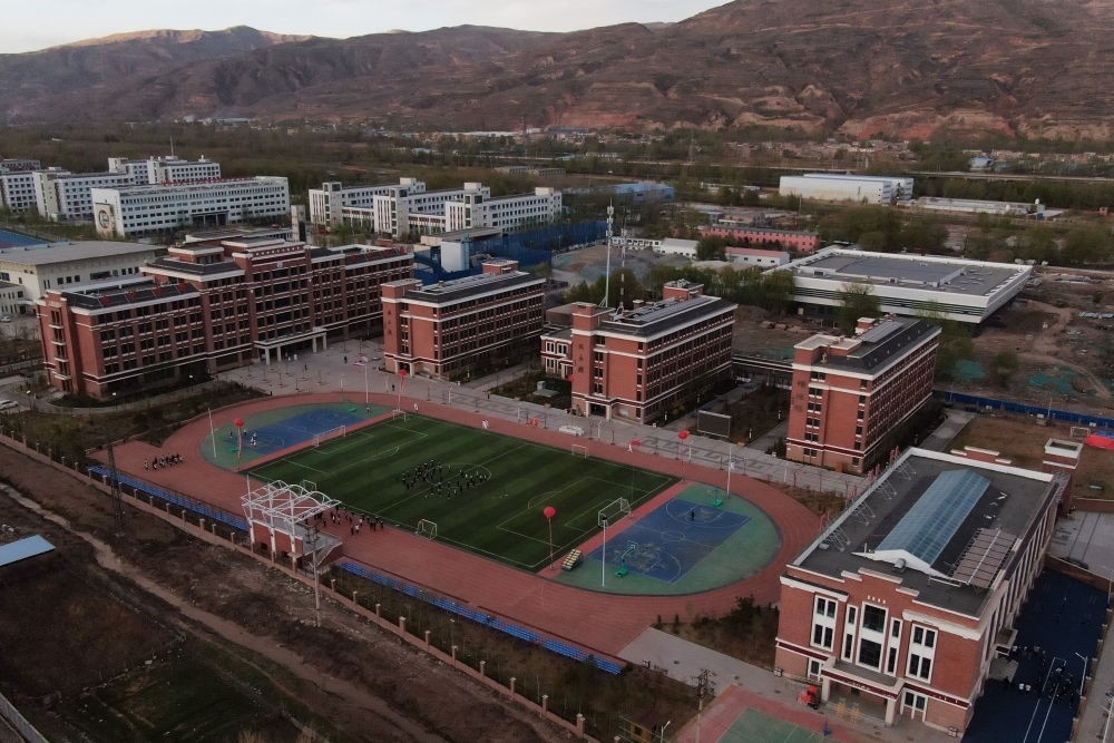 這是果洛西寧民族中學(xué)（2021年4月28日攝，無(wú)人機(jī)照片）。