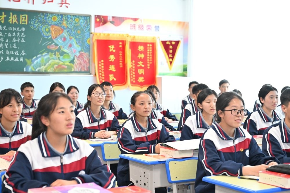 2024年6月18日，果洛西寧民族中學(xué)學(xué)生在上課。