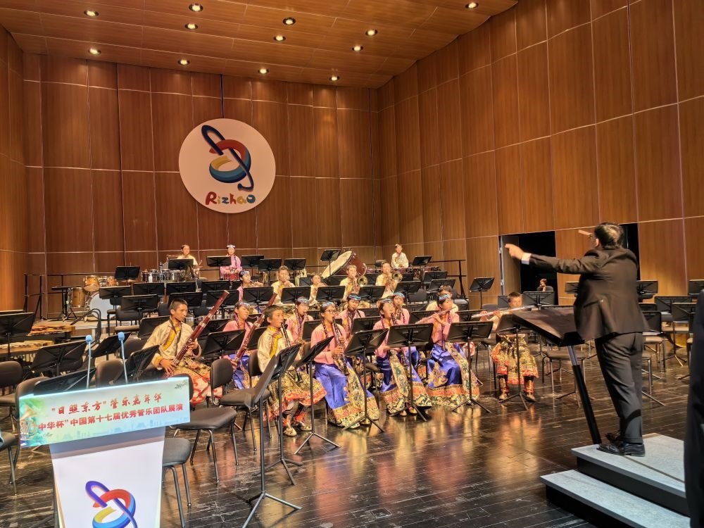 5月4日，來(lái)自果洛西寧民族中學(xué)的果洛州青少年管樂(lè)團(tuán)在山東省日照市演出。