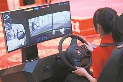 圖為廣西師范大學(xué)學(xué)生羅曉瑩體驗(yàn)沉浸式紅色愛國(guó)主義教育產(chǎn)品。受訪者供圖