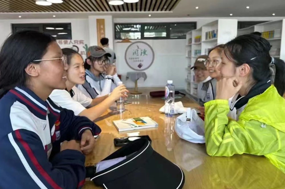 2023年7月10日，在果洛西寧民族中學(xué)，上海市大同中學(xué)學(xué)生（右）與果洛西寧民族中學(xué)學(xué)生交流。新華社發(fā)（果洛州教育局供圖）