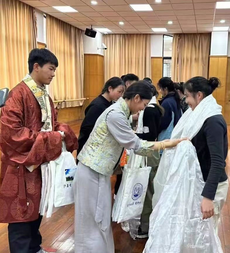 2024年1月18日，在上海市大同中學(xué)，果洛西寧民族中學(xué)學(xué)生給上海大同中學(xué)師生獻(xiàn)哈達(dá)。新華社發(fā)（果洛州教育局供圖）
