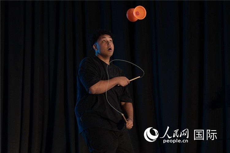 參賽選手表演的抖空竹如行云流水。人民日報非洲中心分社 希拉茲·莫林攝