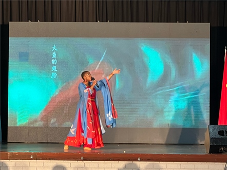 一等獎獲得者彩翼進行才藝表。（圖片來源：孔子課堂）