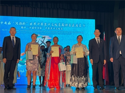 李旭東教育參贊（左一）與赴華參賽選手等合影留念。（圖片來源：孔子課堂）