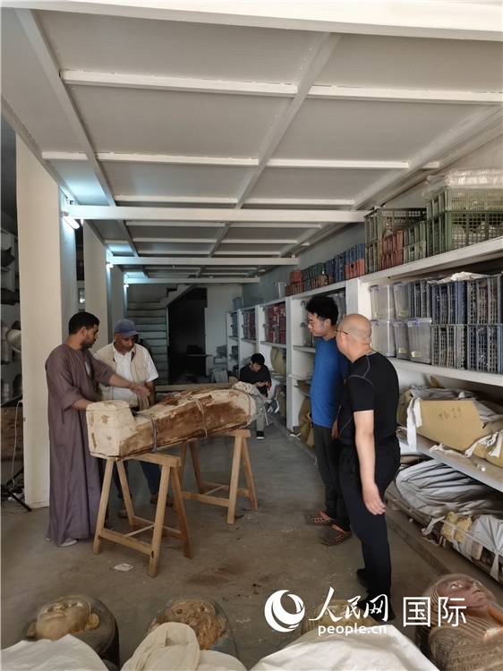 圖為中埃薩卡拉新出土文物數(shù)字化調(diào)查與研究項(xiàng)目團(tuán)隊(duì)在工作現(xiàn)場。