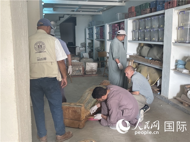 圖為中埃薩卡拉新出土文物數(shù)字化調(diào)查與研究項(xiàng)目團(tuán)隊(duì)在工作現(xiàn)場。薛江攝